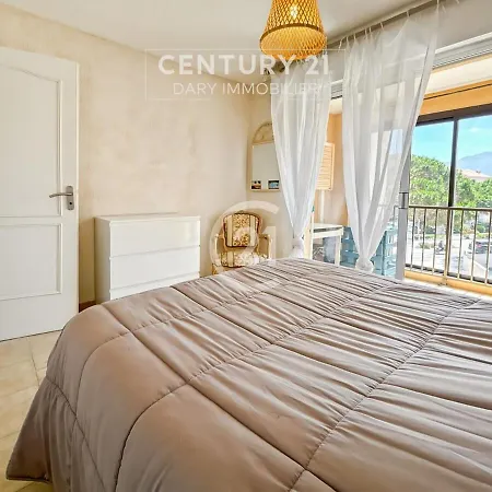 La Roseraie Calvi, Bord De Καλβί